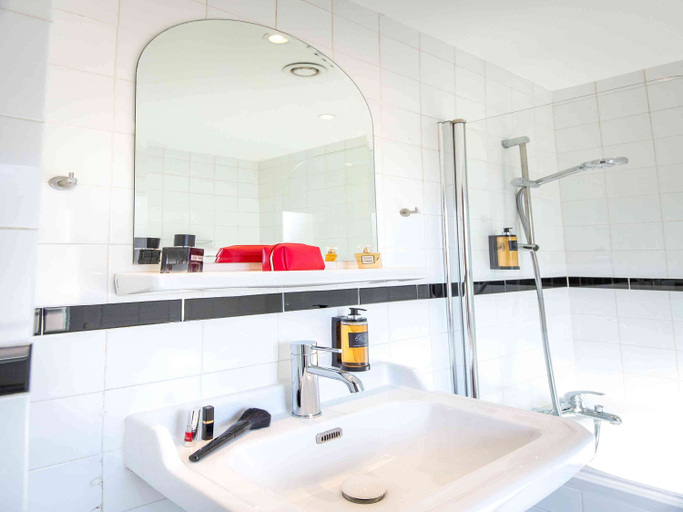 Bathroom 4, greet Hotel Marseille Centre Saint Charles, Bouches-du-Rhône