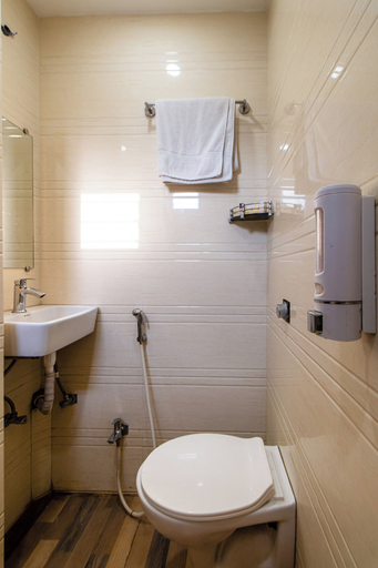 Bathroom 4, hotel park central, Kolkata