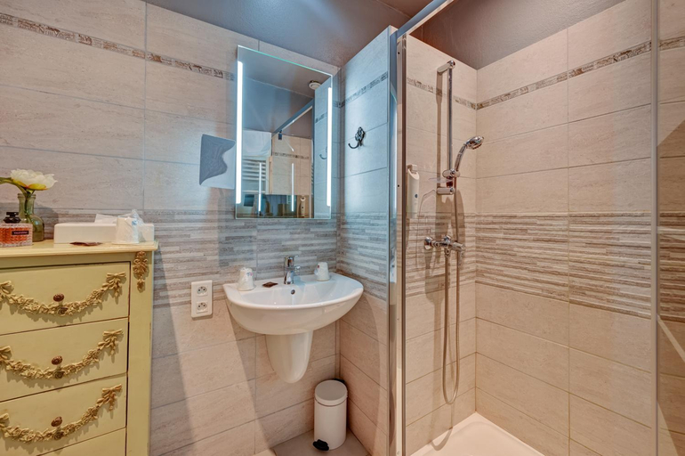 Bathroom 4, Hôtel des Artistes, Bouches-du-Rhône