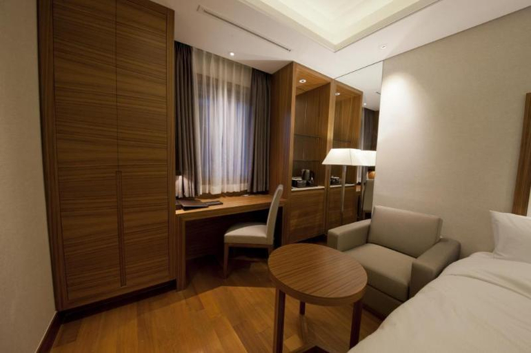 Bedroom 13