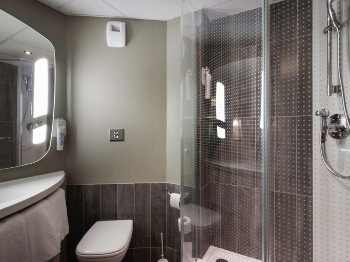 Bathroom 4, ibis Cahors, Lot