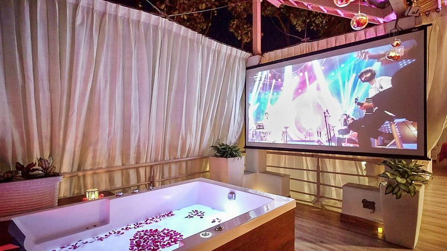 Others 3, Private Villa with Heated Jacuzzi - Priderock, Krishnagiri