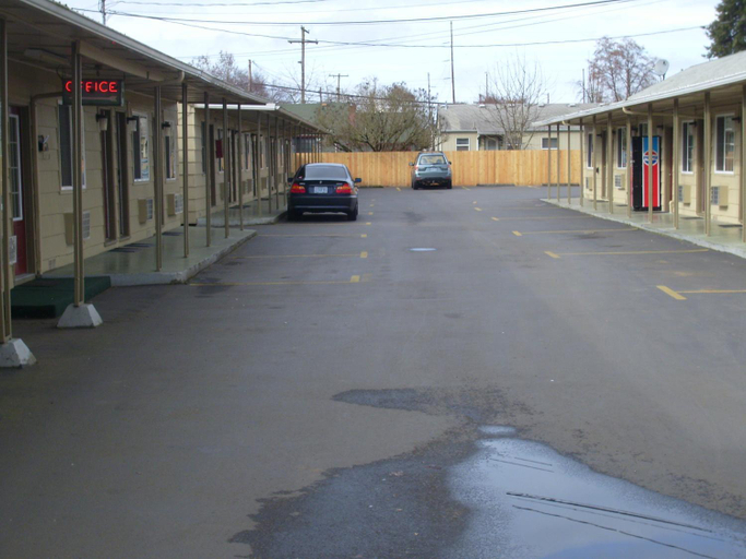 Others 3, Cascade City Center Motel, Linn