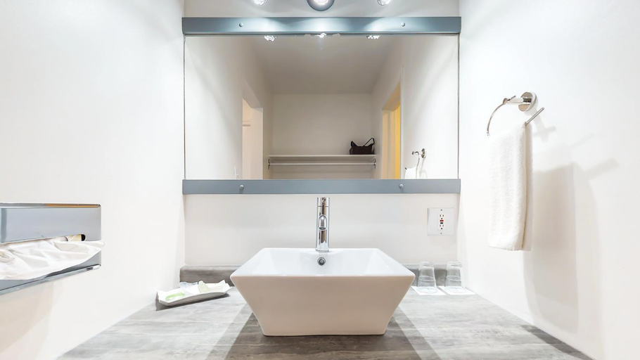 Bathroom 2, Le Chateau Blanc, Bonaventure
