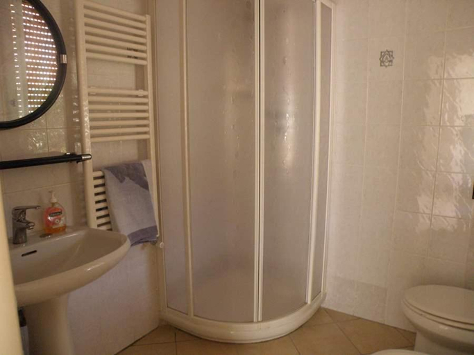 Bathroom, Hotel kim, Lucca