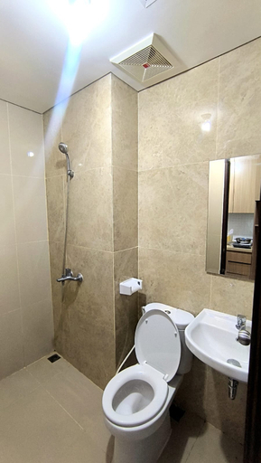 Bathroom, Cozy Studio Apartemen Transpark Cibubur, Depok