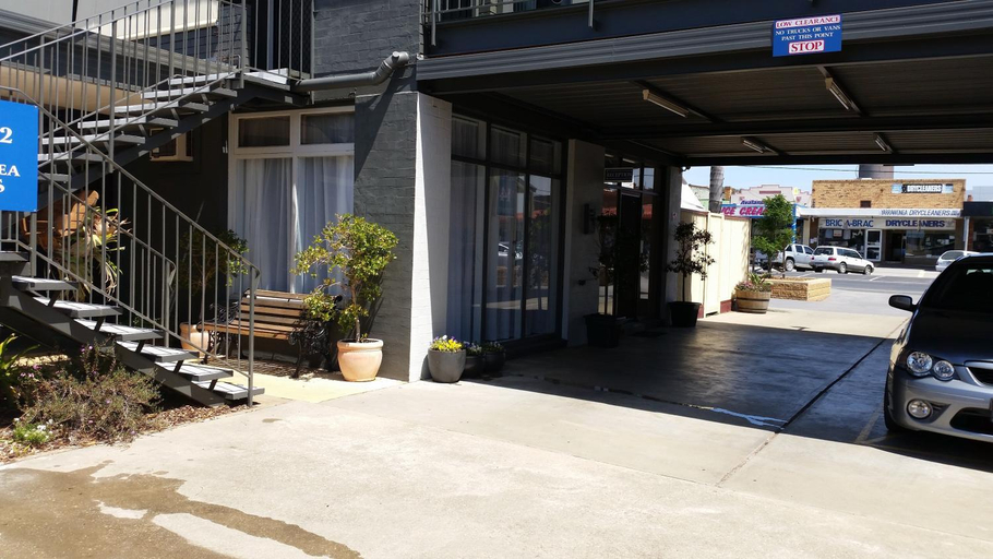 Others 4, Belmore Motor Inn, Moira - East