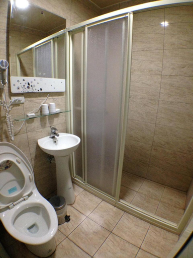 Bathroom 4, Long Zhi Yue Hotel, Lienkiang (Matsu Islands)