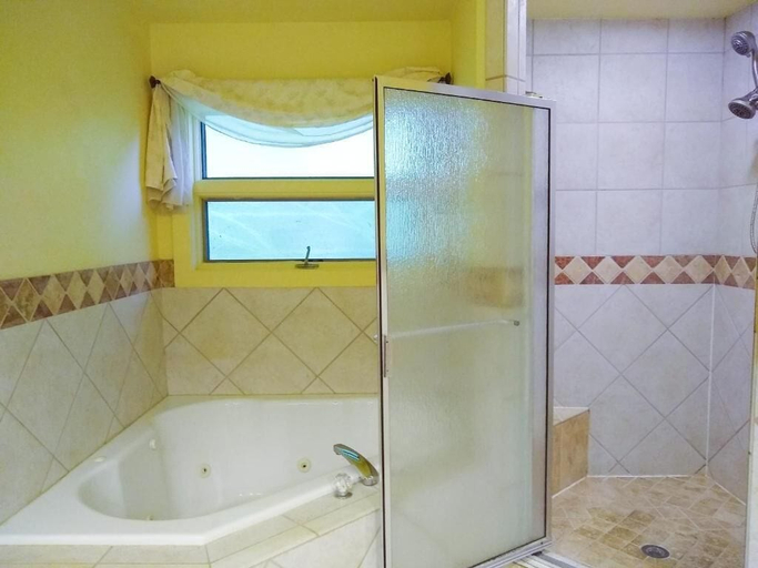Bathroom 3, Red Leaf River Inn, Haywood