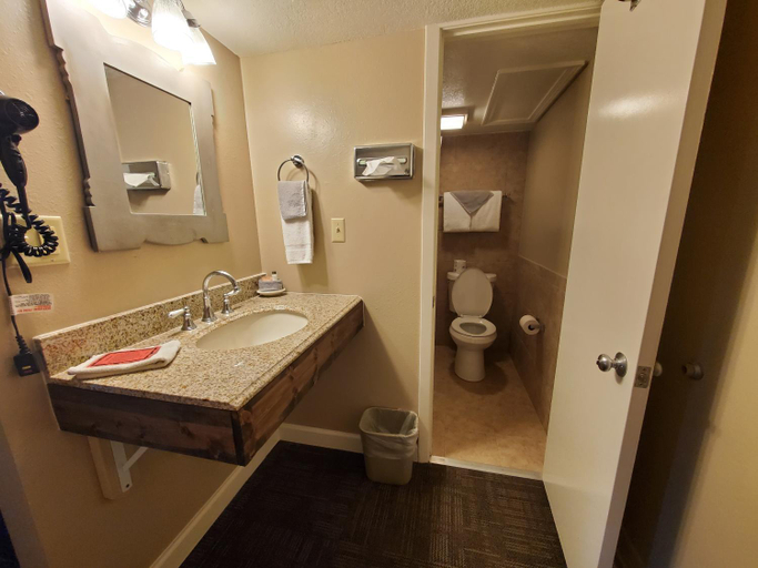 Bathroom, Kansas Country Inn, Logan