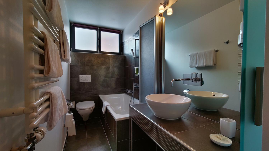 Bathroom 4, Hotel Cresta, Imboden
