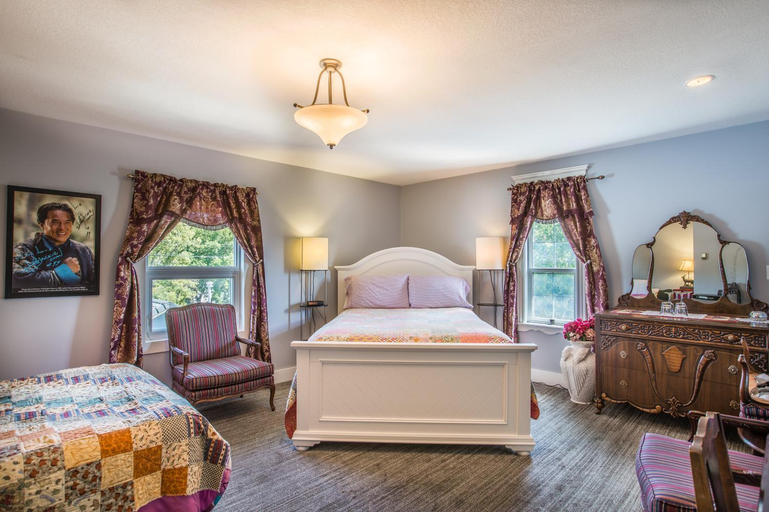 Bedroom 2, Heartwood Inn, Division No. 5
