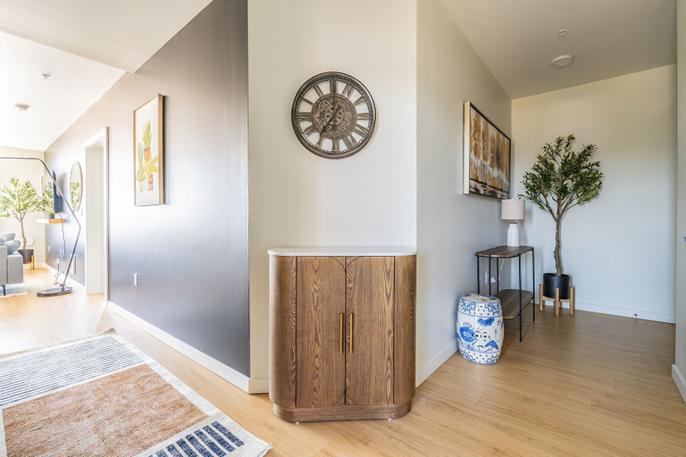 Others 5, Sophari Downtown: Bellevue Apartments, King