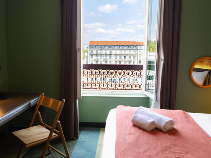 Bedroom 3, greet Hotel Lyon Confluence, Rhône