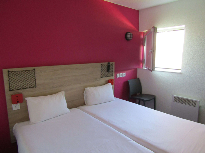 Bedroom 2, hotelF1 Igny Massy TGV, renovated, Essonne