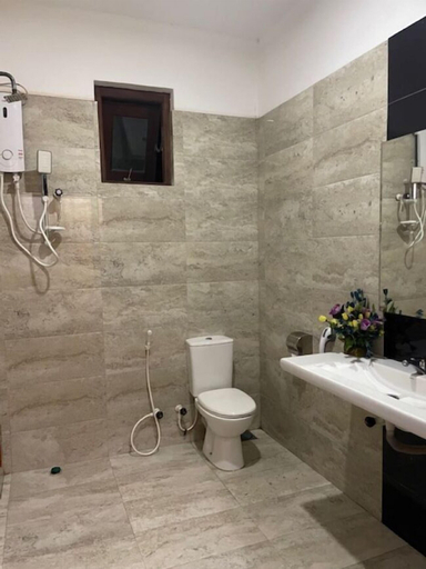 Bathroom 3, Suzuki's Lagoon Front, Katana