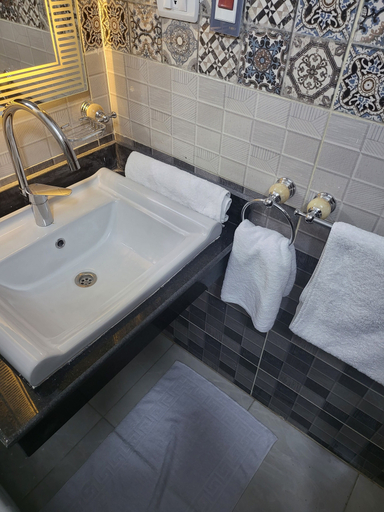 Bathroom 4, AliBaba Pyramids, Al-Ahram