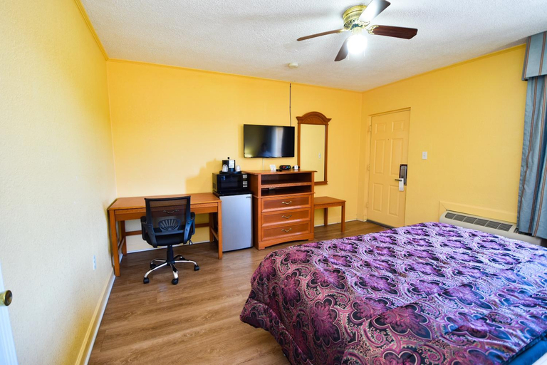 Others 4, Economy Inn Beebe, White
