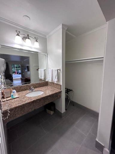 Bathroom 2, Willow Tree Lodge, Orange