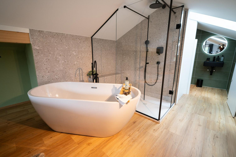 Others 2, Apartments Kras 24 with Pool, Sežana