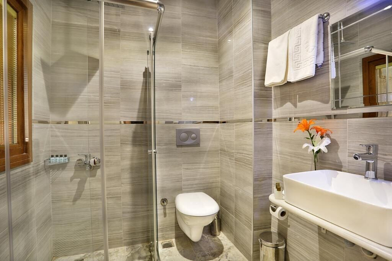 Bathroom 5, GH Taksim Hotel, Beyoğlu