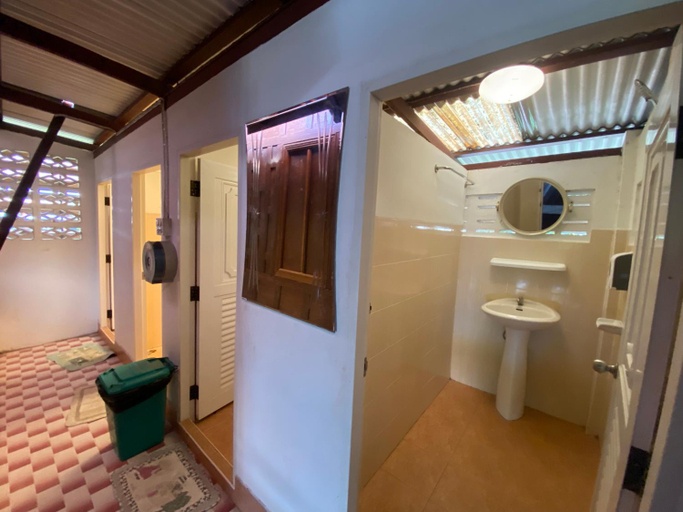 Bathroom 3, Baan Kornnara Resort, Amphawa