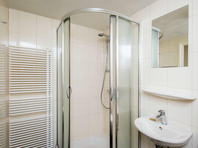 Bathroom 2, Holiday Home in Leende with Hot Tub Garden, Heeze-Leende