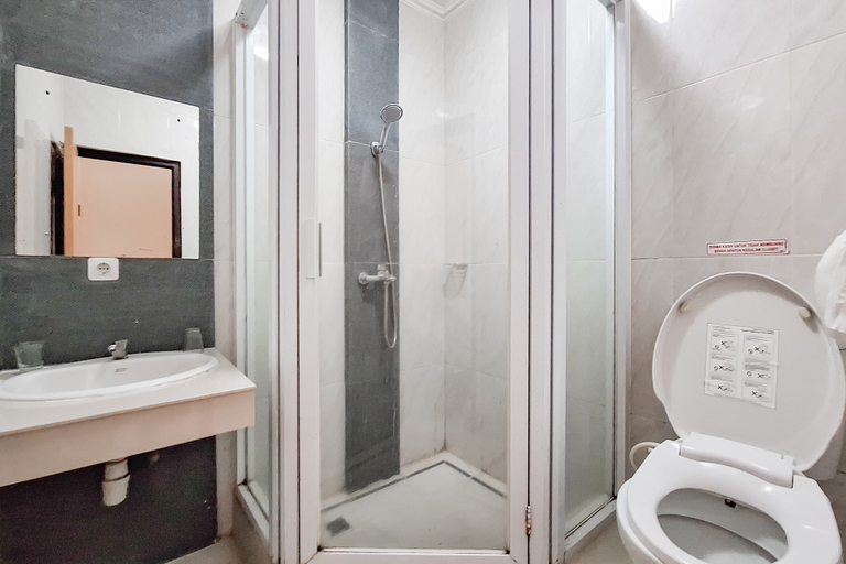 Bathroom 3, Urbanview Hotel Tridaya Cisarua Puncak, Bogor