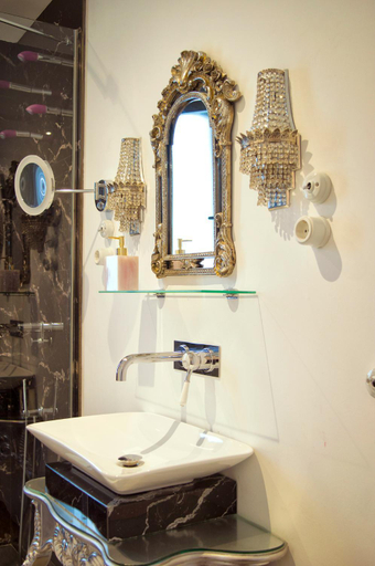 Bathroom 2, Purple Dog Suites, León