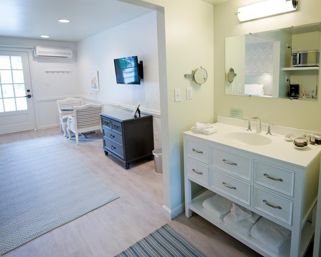 Bathroom 3, The Lodge on the Cove, York