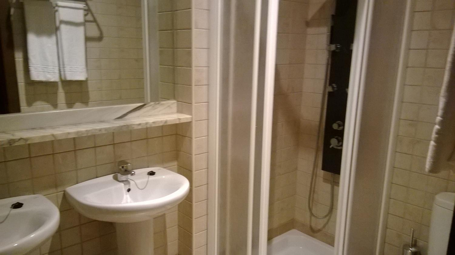 Bathroom 2, Hostal Patron, La Rioja