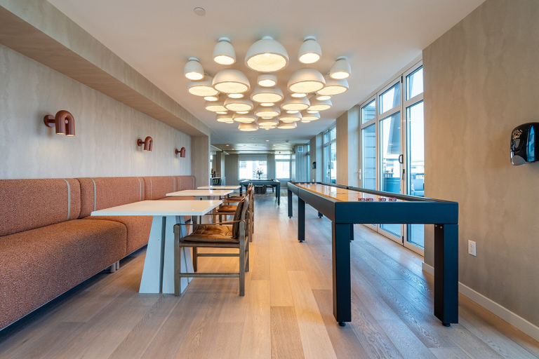 Food & Drinks, Sophari Downtown: Bellevue Apartments, King