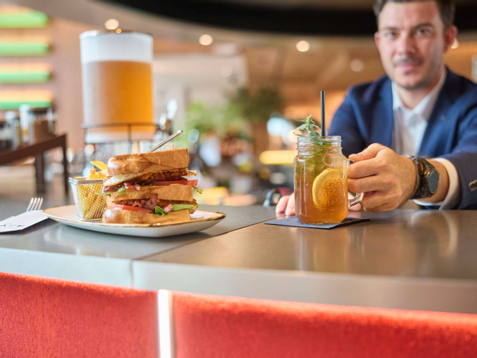 Food & Drinks 9