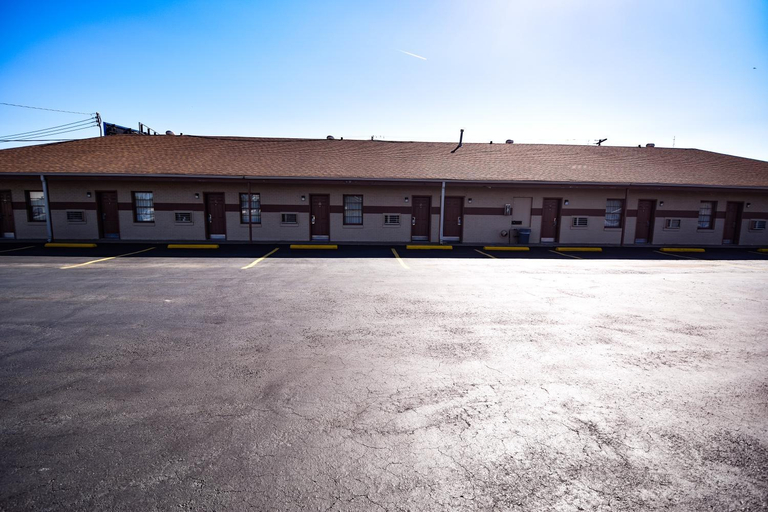Others 5, Economy Inn Beebe, White