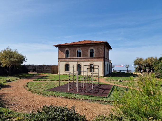 Exterior & Views