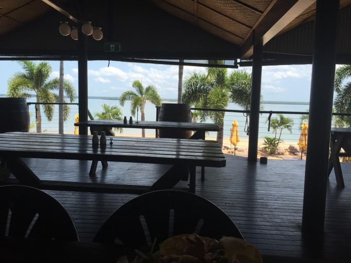 Food & Drinks, Crab Claw Island, Cox-Finniss
