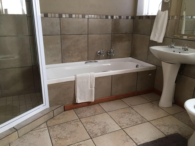Bathroom 3, Mountainview Inn, Thabo Mofutsanyane