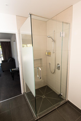 Bathroom 4, Middle Park Motel, Marlborough