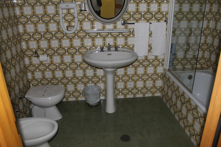 Bathroom 4, Hotel Ismaele, Siena