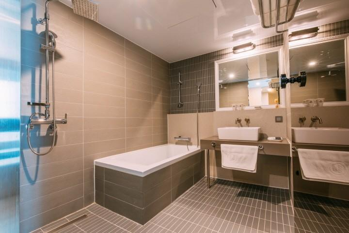 Bathroom 10