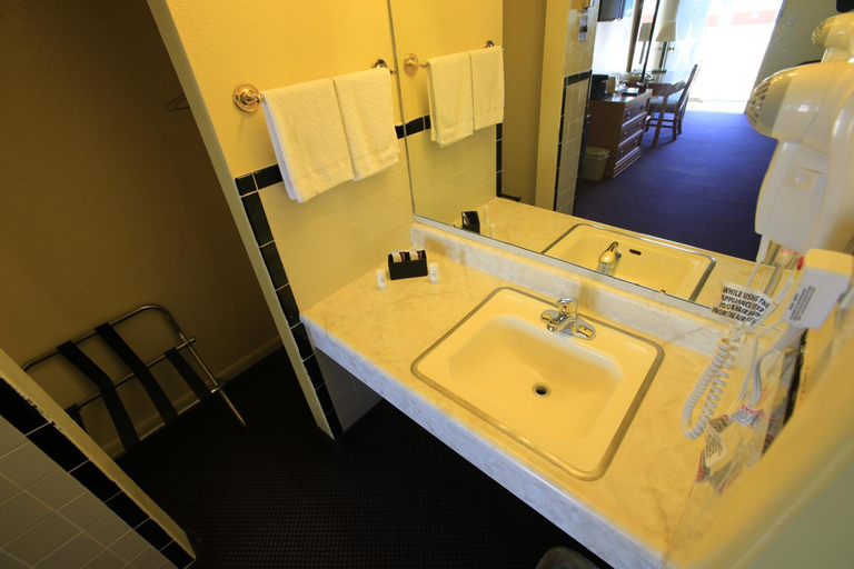 Bathroom 3, Shamrock Country Inn, Wheeler