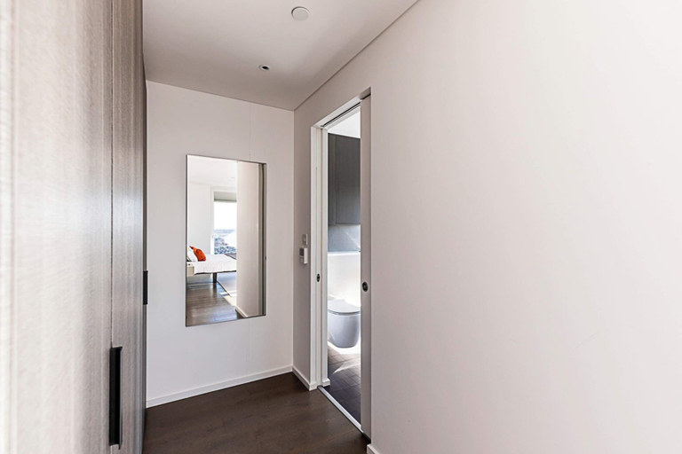 Others 5, Luxurious 3-bed Sky-high Battersea Gem, London