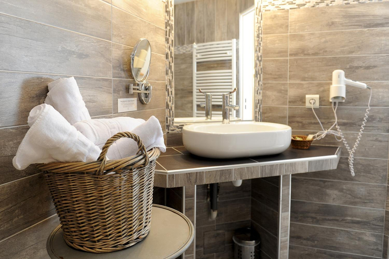 Bathroom, Hotel La Grange Aux Marmottes, Hautes-Pyrénées