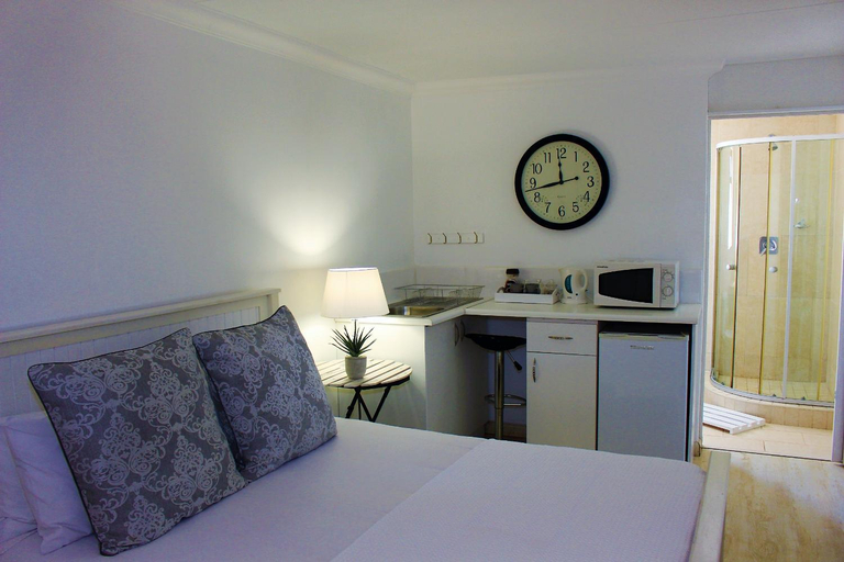 Bedroom 2, Golden Key Guesthouse, West Coast