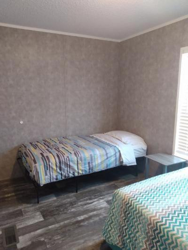 Bedroom 2, Lake Point Motel, Ottawa