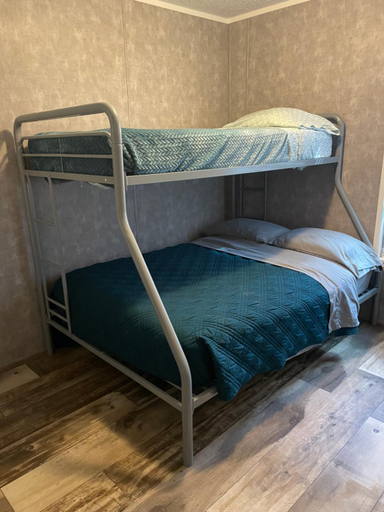 Bedroom 4, Lake Point Motel, Ottawa
