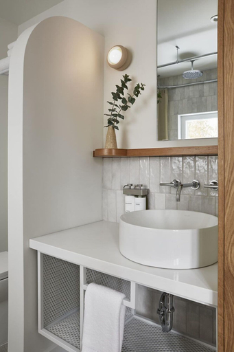 Bathroom 4, The Beach Motel, Lake Hurron