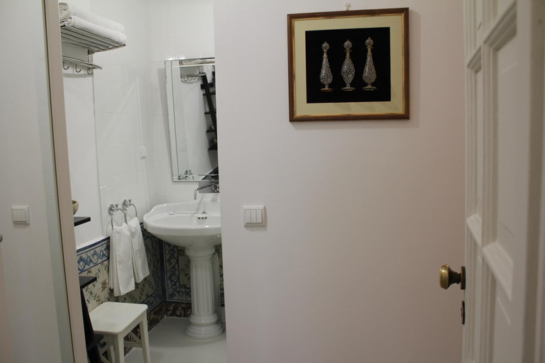 Bathroom 2, Lisbon Downtown Inn, Lisbon