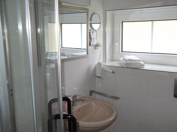Bathroom 2, Pension & Cafe Am Krahenberg, Halle (Saale)