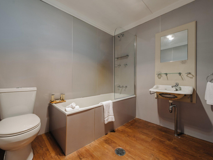 Bathroom 18